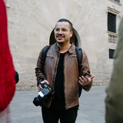 Shine in the Streets of Barcelona: cinematic & candid photos 5