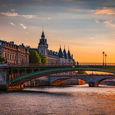 Paris History Walk: Medieval Marais, Notre Dame Islands & Stories 2