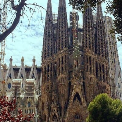 Private Barcelona Highligts tour by car & local expert 3