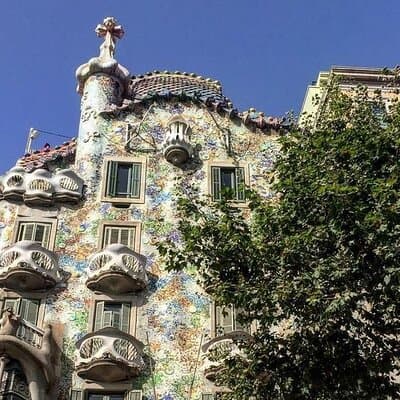 Private Barcelona Highligts tour by car & local expert 4