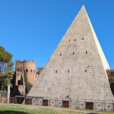 Free Urban Trekking with an Archaeologist 3