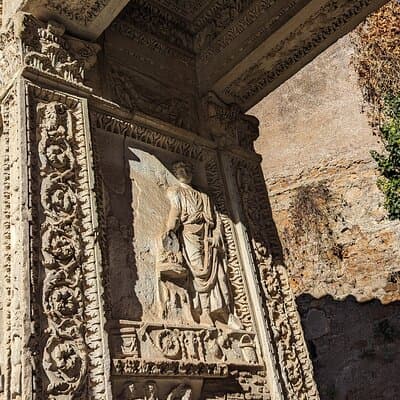 Free Urban Trekking with an Archaeologist 5