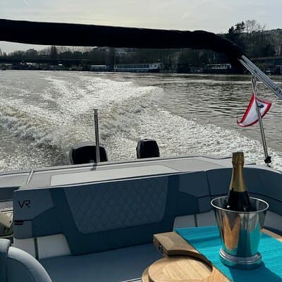 Private cruise on the Seine with Happy Cruise in Paris 4