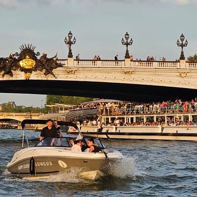 Private cruise on the Seine with Happy Cruise in Paris