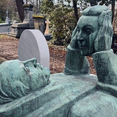 Who Killed Victor ? Inquiry at the Père Lachaise Cemetery