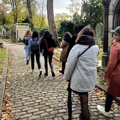 Who Killed Victor ? Inquiry at the Père Lachaise Cemetery 5
