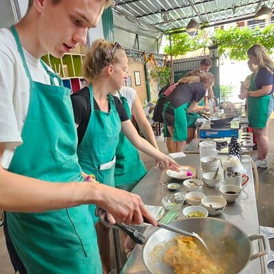 4 Hour Local Thai Kitchen Cooking Class in Phra Nakhon