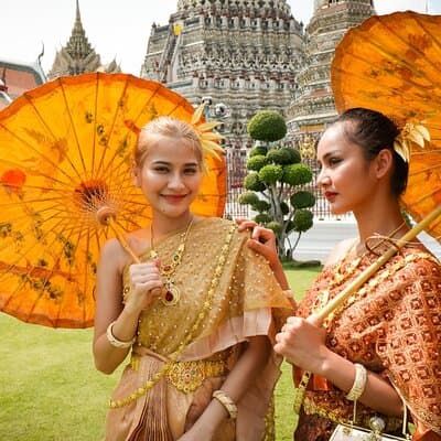 Thai Costume Photo Tour at Wat Arun Bangkok from Bangkok