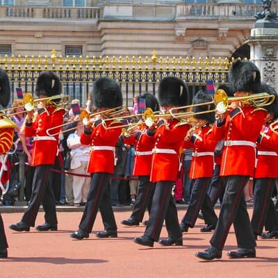 Changing of the Guard & Royal Food Tour with 15+ Tastings