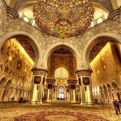 Abu Dhabi Tour from Dubai: Sheikh Zayed Mosque & Warner Bros 4