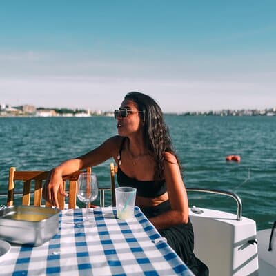 2H Lisbon Private Luxury Catamaran Tour with Welcome Drink 5