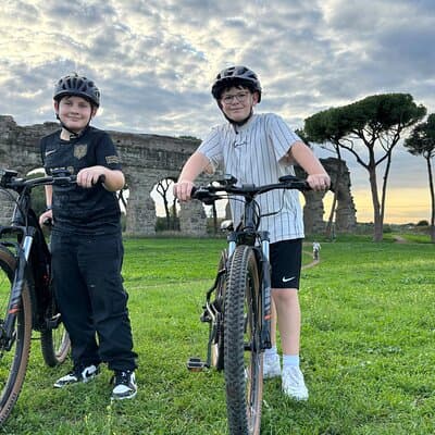 Private E-bike tour of Appian way&aqueduct(Catacombs,food option)