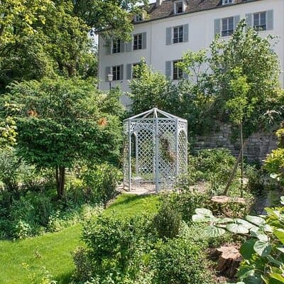 Montmartre Marvels Private Tour including Renoir Gardens Entrance