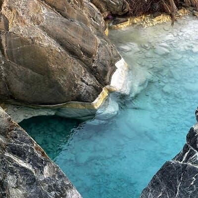 Hiking Tour in Wadi Shees and Crystal Lake 4
