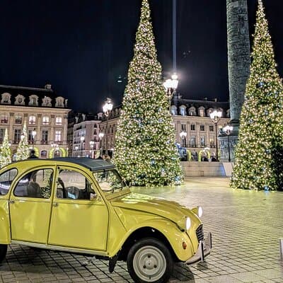 The magical illuminations of Christmas in Paris in an antique car! 2