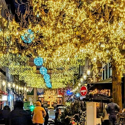 The magical illuminations of Christmas in Paris in an antique car! 5