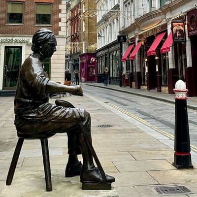 Fashion History Walking Tour in London