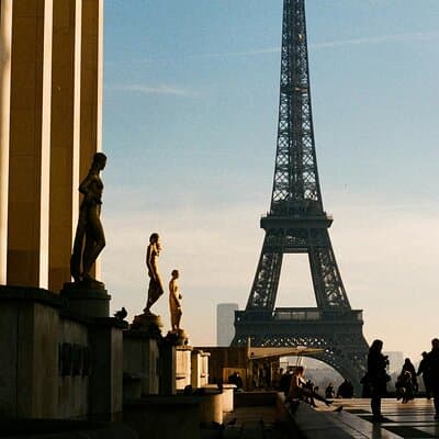 Romantic Photoshoot Love at Trocadéro Gardens 5