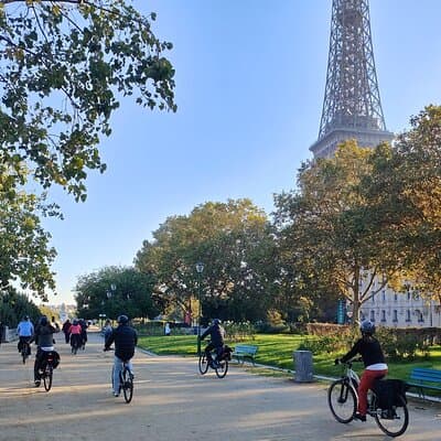 Paris : Private electric bike tour with wine and cheese tasting 3