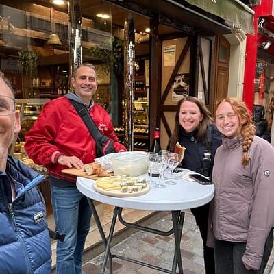 Paris : Private electric bike tour with wine and cheese tasting 4