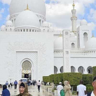 Dubai To Abu-Dhabi Tour:Grand Mosque, Emirates Palace & Corniche 2