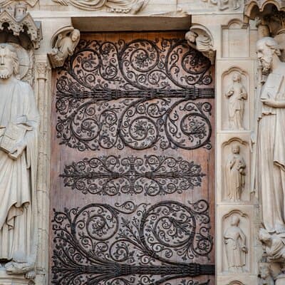 In the Heart of Paris Sainte Chapelle to Notre Dame - Small Group 5