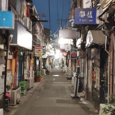 Shinjuku Bar Hopping Tour – Kabukicho & Golden Gai Experience 4