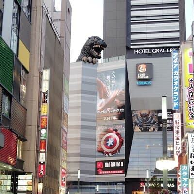 Shinjuku Bar Hopping Tour – Kabukicho & Golden Gai Experience 3