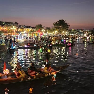 Colourful Evening Hoi An, Walking Tour, Boat Ride with Lanterns, Night Market 2