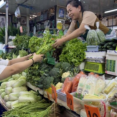 Authentic Thai Cooking Class in Bangkok with Apple & Family
