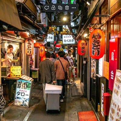 Tokyo: Shinjuku Night Walk & Hidden Gems Tour
