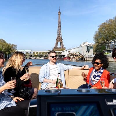 2-6 pax Private River Boat Tour in Paris with Rosé and Macarons 3