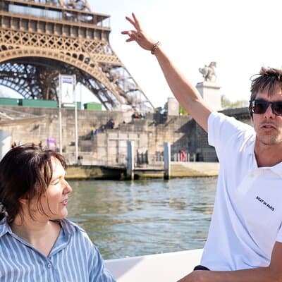 2-6 pax Private River Boat Tour in Paris with Rosé and Macarons