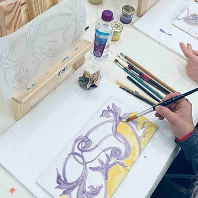Paint tiles and create unique pieces in an art gallery in Lisbon