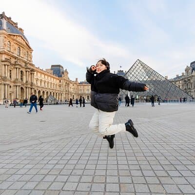 Paris: Premium photoshoot around Louvre 2