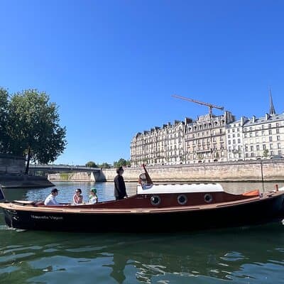 Paris Private Boat Tour with Champagne 3