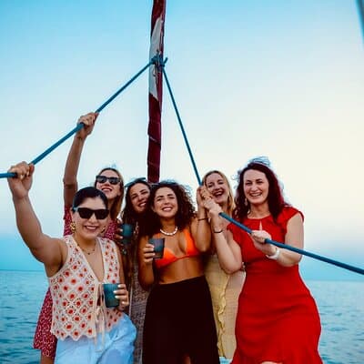 Shared Sunset Cruise with Unlimited Cava 2