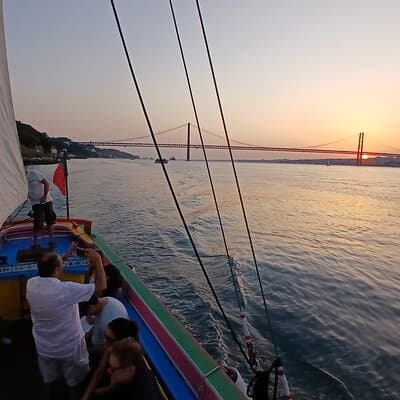 Cruise in Lisbon on the traditional boat of 1895 with drinks (2h) 2