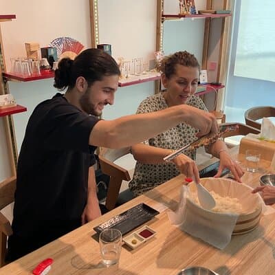 Cozy Tokyo Class: Ramen, Sushi, Sake Pairing & Cultural Exchange 4