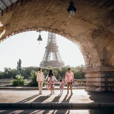 Eiffel Tower Private Photoshoot With a Professional Photographer 3