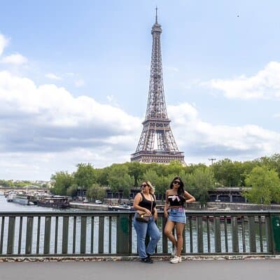 Exclusive Eiffel Tower Photo shoot - Chic & Timeless