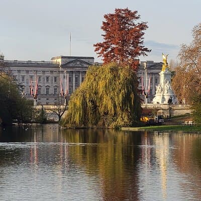 Private Buckingham Palace Royal Walk & Champagne at Harrods 2