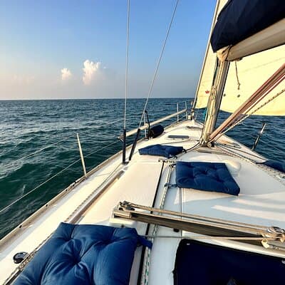 2-hours Sailing Yacht Tour in Dubai 2