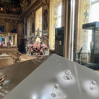 Private Family Louvre Tour for Kids with Interactive Activities 4