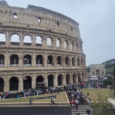 Colosseum Roman Forum and Palatine Hill small Tour 3