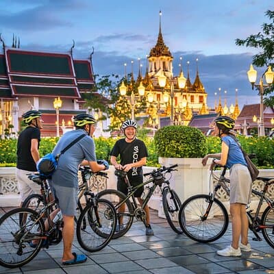 Bangkok: Night Bike Tour with Temples & Flower Market Visit 4