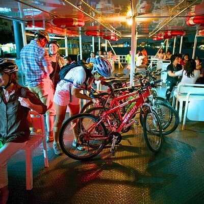 Bangkok: Night Bike Tour with Temples & Flower Market Visit 5