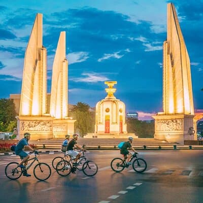 Bangkok: Night Bike Tour with Temples & Flower Market Visit