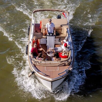 2-6 pax Private River Boat Tour in Paris with Rosé and Macarons 5