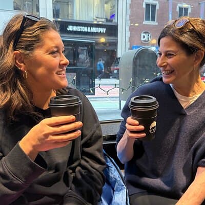 Iconic NYC Breakfast Food & Landmark Tour: Coffee, Bagel, Donut +